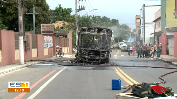 Ônibus do sistema de transporte municipal de Vitória foi incendiado na Rodovia Serafim Derenzi, na altura do bairro Redenção, no fim da manhã desta sexta (19)