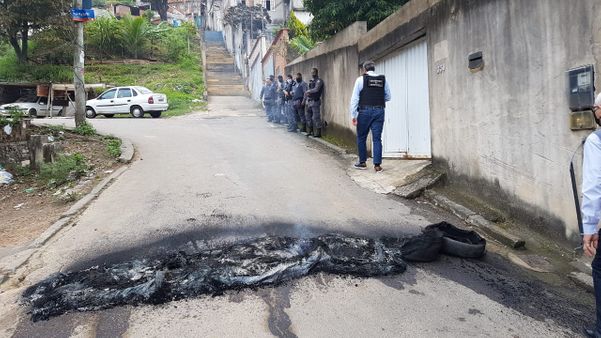Pneus queimados para dificultar a subida de viaturas no Morro do Macaco, em Vitória
