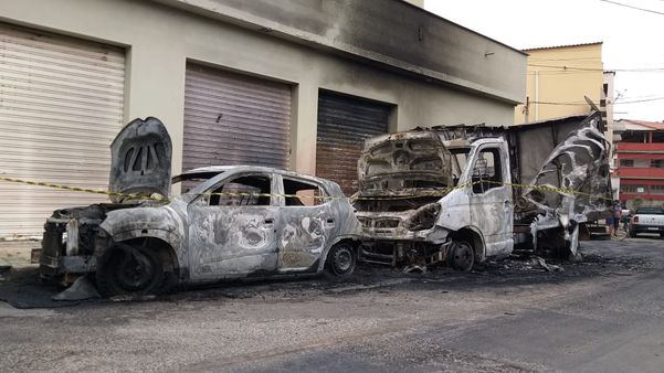 Um caminhão baú e um veículo de passeio foram incendiados no bairro São Cristóvão, em Vitória, na madrugada desta sexta (19)