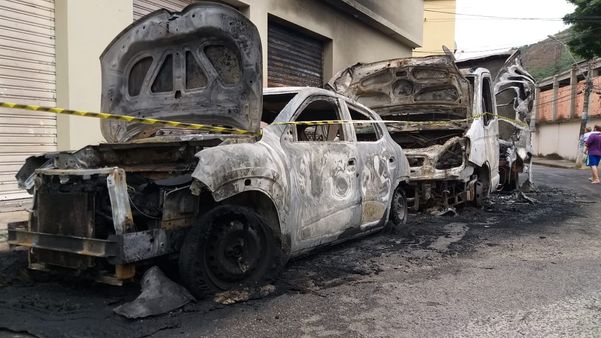 Um caminhão baú e um veículo de passeio foram incendiados no bairro São Cristóvão, em Vitória, na madrugada desta sexta (19)