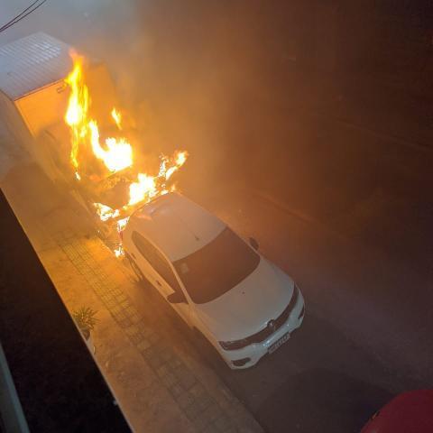 Caminhão-baú incendiado no Bairro São Cristovão na madrugada de sexta-feira (19)