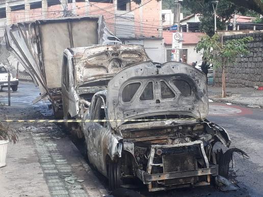 Caminhão-baú incendiado no Bairro São Cristovão na madrugada de sexta-feira (19)