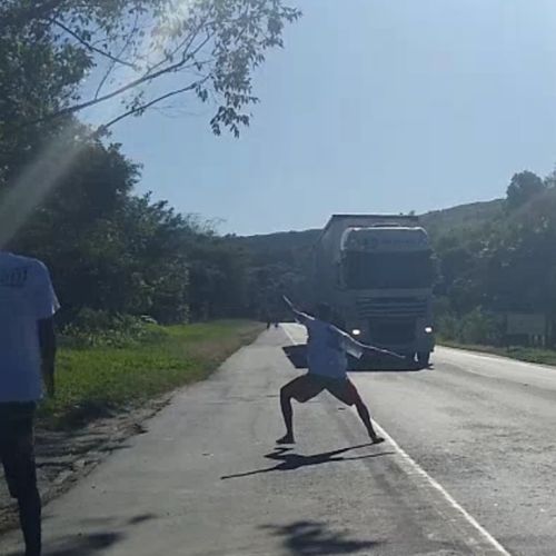 BR 101: jovens colocam a vida em risco forçando “quebra de asa” no ES