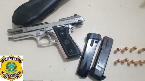 A Polícia Rodoviárai Federal apreendeu dois veículos roubados, além de armas e munições durante operações na BR 101 neste sábado (20)