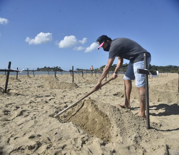 Ato homenageia capixabas mortos pelo novo coronavírus na praia de Camburi, em Vitória por Ricardo Medeiros