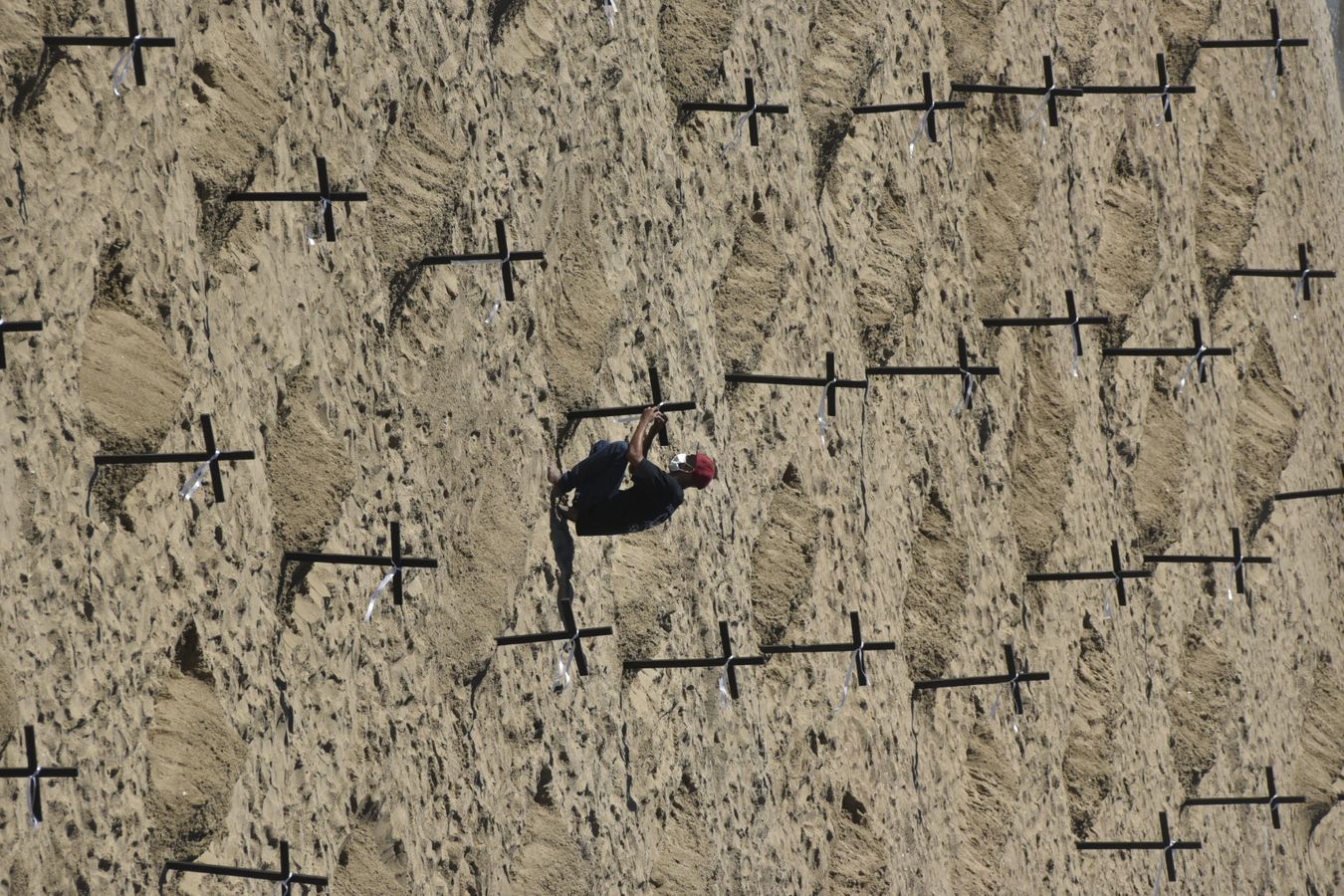 Ato homenageia capixabas mortos pelo novo coronavírus na praia de Camburi, em Vitória por Ricardo Medeiros
