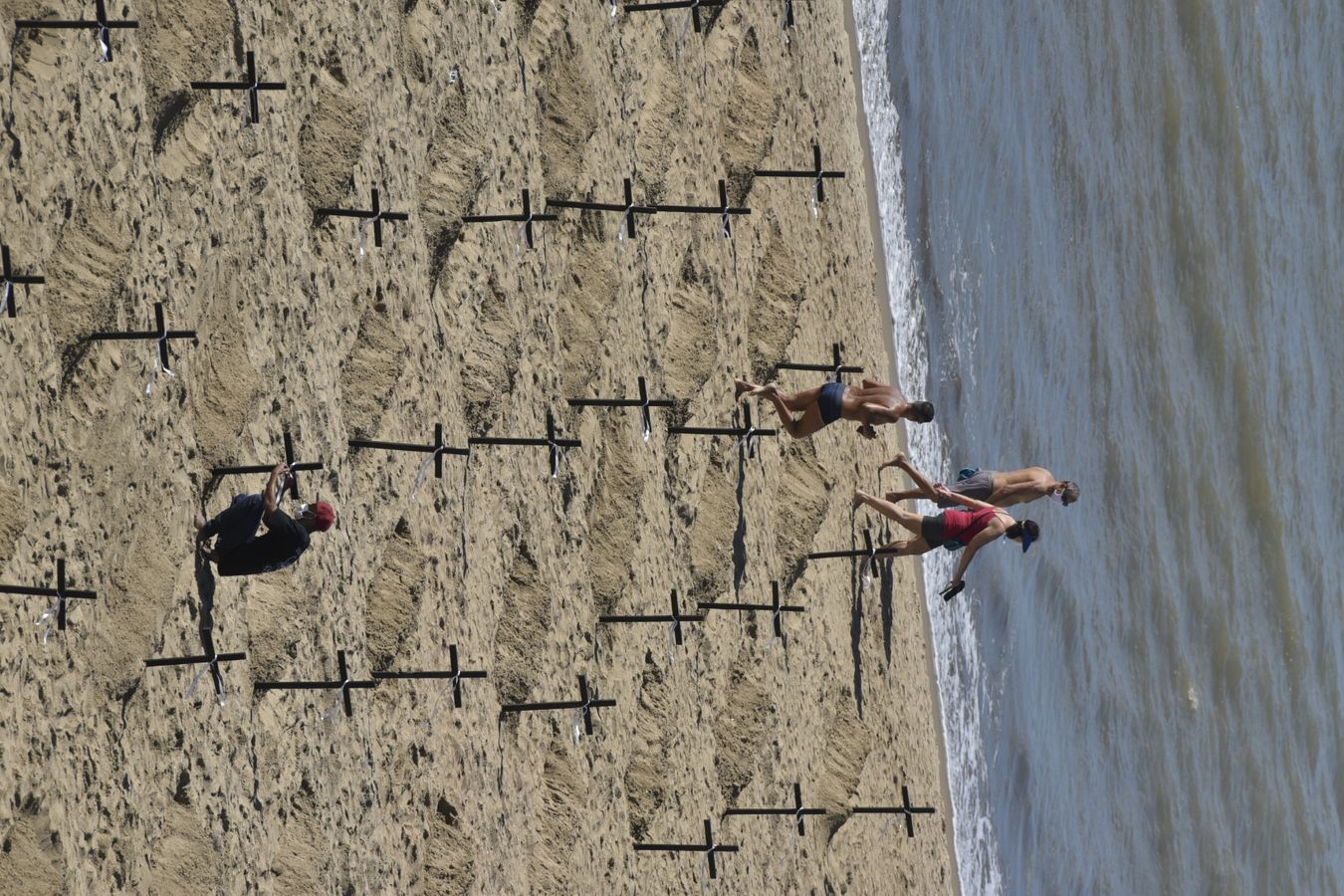 Ato homenageia capixabas mortos pelo novo coronavírus na praia de Camburi, em Vitória por Ricardo Medeiros