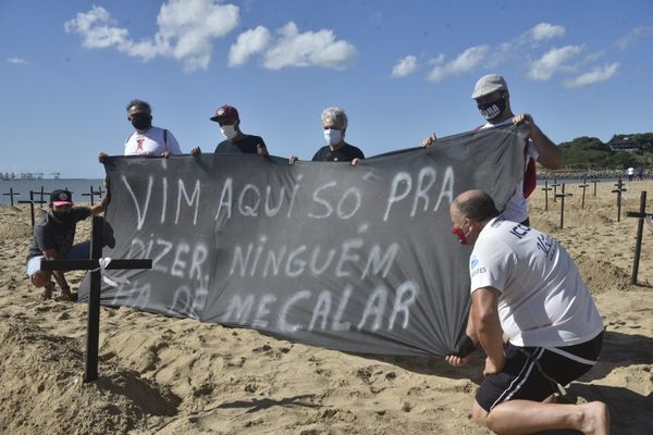 Ato homenageia capixabas mortos pelo novo coronavírus na praia de Camburi, em Vitória por Ricardo Medeiros