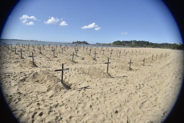 Ato homenageia capixabas mortos pelo novo coronavírus na praia de Camburi, em Vitória