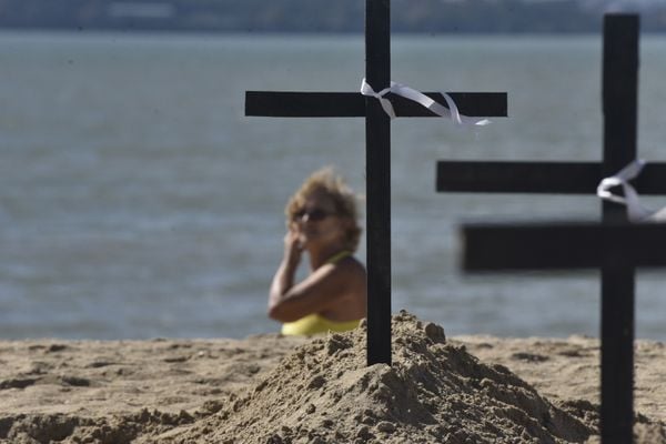 Ato homenageia capixabas mortos pelo novo coronavírus na praia de Camburi, em Vitória