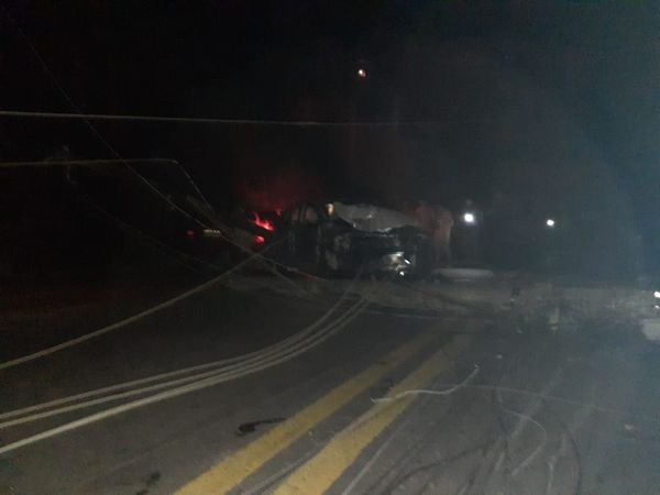 Carro com 9 pessoas bate em poste e deixa feridos em Colatina