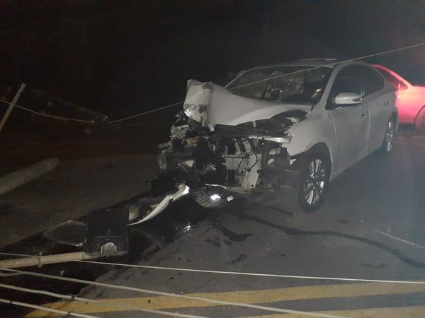 Carro com 9 pessoas bate em poste e deixa feridos em Colatina