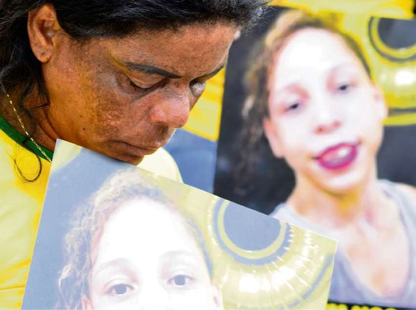 Clemilda Aparecida de Jesus durante prptesto pelo desaparecimento de sua filha (nov/2017)