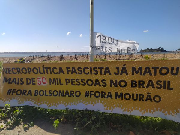 Faixa exibida em protesto por vítimas da Covid-19 na Praia de Camburi, em Vitória, na manhã deste domingo (21)