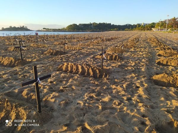 Grupo colocou cruzes na areia da Praia de Camburi, em Vitória, neste domingo (21), em memória das vítimas da Covid-19 no Espírito Santo