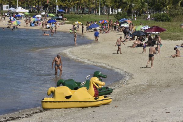 Banhistas na praia da guarderia, em Vitória, em meio à pandemia por Ricardo Medeiros