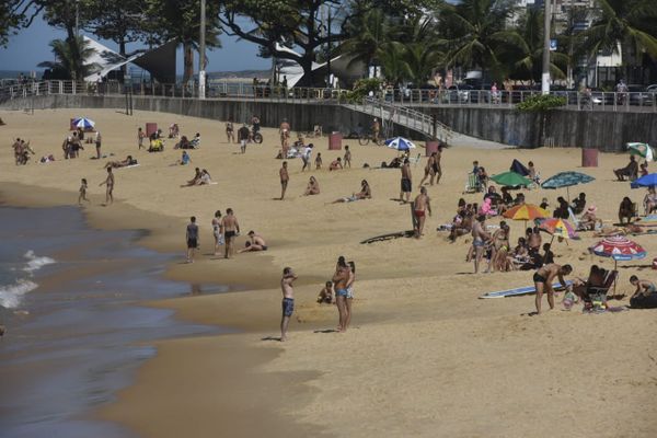 Praia da Sereia, em Vila Velha, segue com banhistas em meio à pandemia