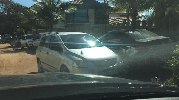 Vias que dão acesso as praias de Manguinhos estão lotadas de carros por Internauta