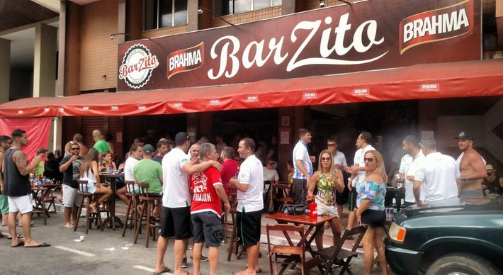 Corrente formada pelos frequentadores do BarZito, que fechou as portas após 43 anos de atividade, luta para que os futuros donos mantenham nome e tradição