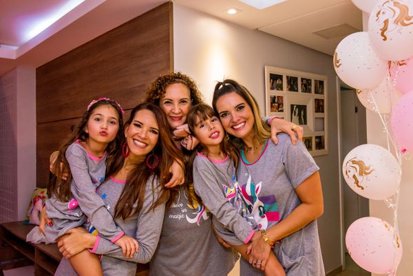Festa do pijama: a aniversariante Duda, Renata, Nelma, Nina e Denise Póvoa