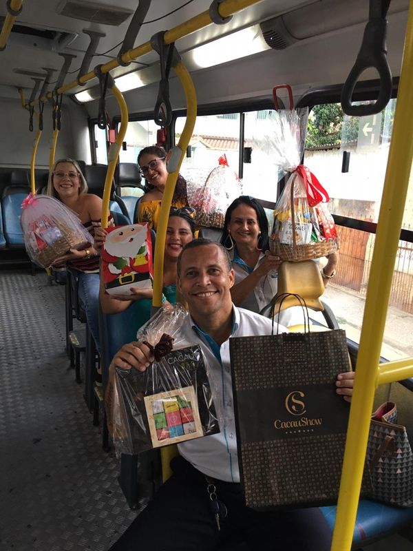Foto de dezembro de 2019 mostra Gildásio Leite, motorista de ônibus em Vila Velha, com os passageiros durante confraternização