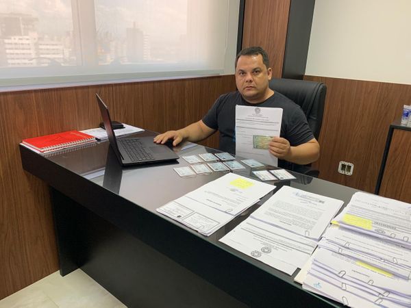 O despachante de armas Marlos Borges atende em média 28 clientes por mês