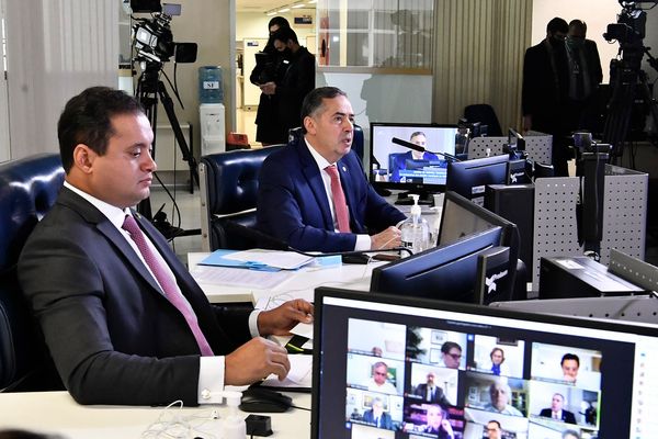 Relator da PEC, senador Weverton (PDT-MA), e o presidente do TSE, Luís Roberto Barroso, em reunião com senadores