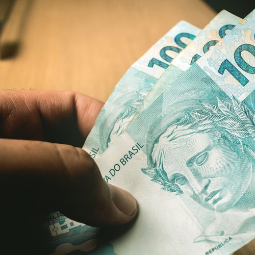 Proposta enviada à Câmara prevê que o benefício seja dividido em três parcelas, totalizando R$ 900. Para receber, é necessário ter renda per capita de até meio salário mínimo
