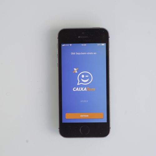 Aplicativo Caixa Tem vem apresentando falhas e filas virtuais. Há ainda reclamações de que dinheiro transferido para fintechs sumiu. Diretores do banco explicaram os problemas