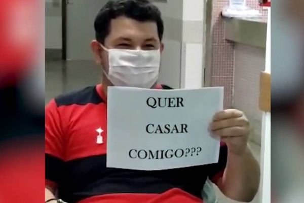 Depois de passar 14 dias internado na UTI, Erlan Delunardo Ferri, 30, surpreendeu a namorada Bárbara Carneiro Canicali, com um pedido de casamento