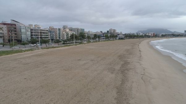Praia de Camburi após processo de engordamento da faixa de areia