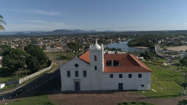 Vista aérea da Igreja dos Reis Magos no bairro de Nova Almeida, Serra
