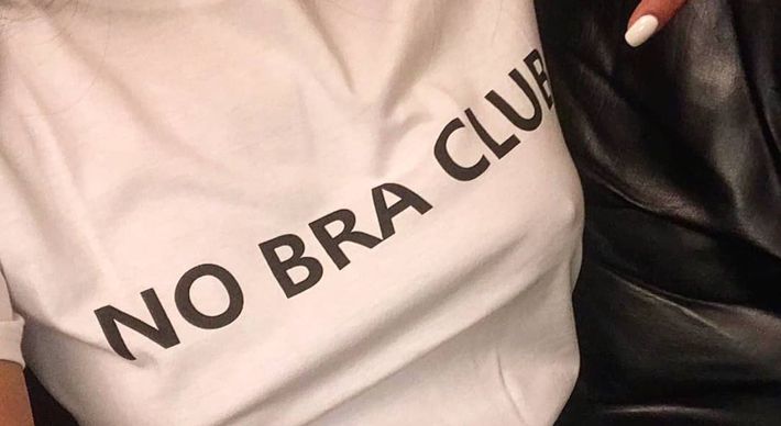 Tem muita gente fugindo do sutiã durante a quarentena. Será que esse novo hábito pode acelerar o processo de queda das mamas? Saiba quando o uso da peça é indispensável e confira o que diz um especialista sobre o assunto