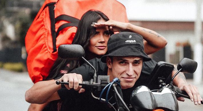 Ex-BBB levou pedido que a cantora fez na pizzaria de que é sócio pessoalmente e divertiu a ex-sister ao surgir vestido de motoboy com a encomenda