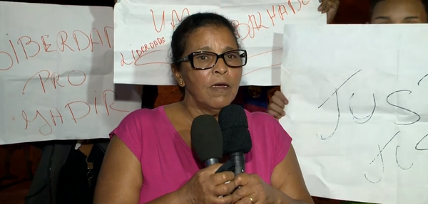 A mãe de Jadir, Marly Alvarenga, afirma que o filho foi preso por engano