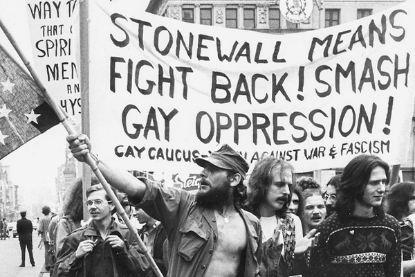 Militantes tomaram as ruas de Nova York após policiais invadirem o bar Stonewall. Crédito: Foto: Domínio púbico
