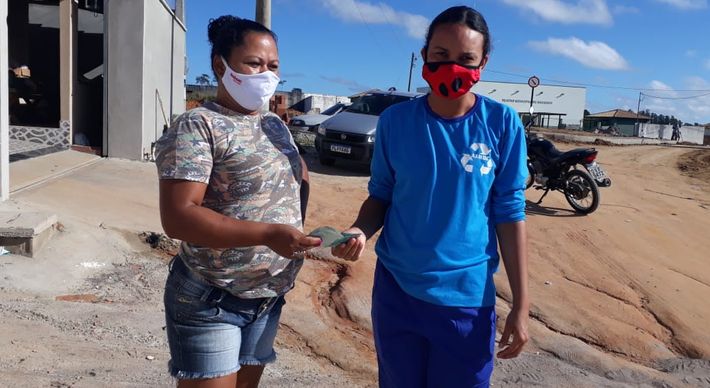 Na terça-feira (23), a catadora de materiais recicláveis Fernanda Vieira Sena encontrou a quantia enquanto fazia a triagem na usina de reciclagem em Mucurici, no Norte do Estado, e iniciou a busca pelo dono. Devolução ocorreu na manhã desta quinta (25)
