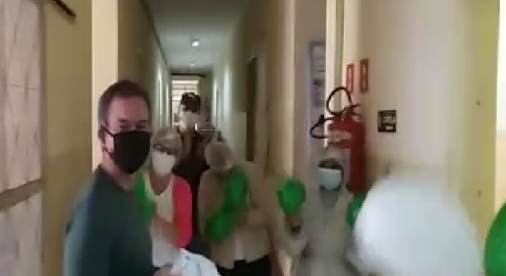Ezanilton Delson de Oliveira, 55 anos, foi recepcionado com aplausos do colegas de trabalho na Santa Casa de Muniz Freire