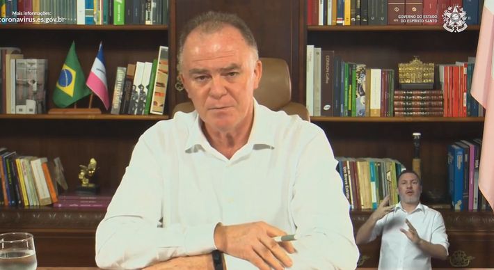 Mensagem instalada em outdoor da cidade pede para eleitores não votarem em candidatos apoiados por Casagrande. PSB entrou com ação na Justiça, que negou, provisoriamente, a retirada da peça