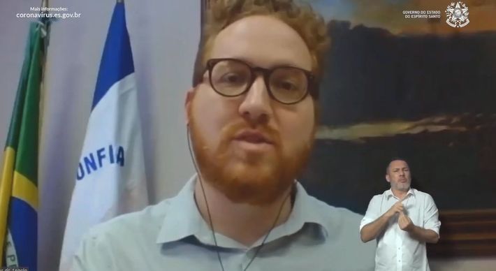 Os secretários de Estado da Saúde, Nésio Fernandes, e da Educação, Vitor de Angelo, participam da entrevista