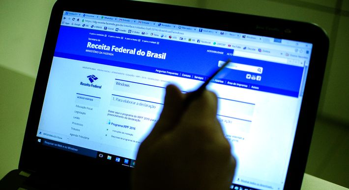 A Câmara dos Deputados adiou a votação da proposta que altera a tabela e as regras de arrecadação de pessoas físicas e jurídicas para a próxima terça-feira (17). Alguns pontos da proposta são alvo de críticas