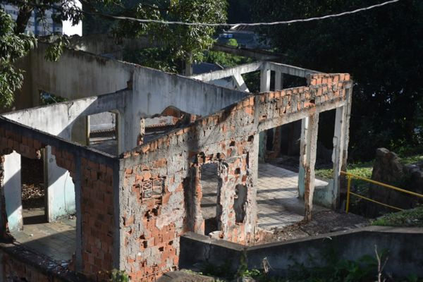 Casas abandonadas eram usadas por traficantes de drogas para controlar movimentação no morro da Piedade