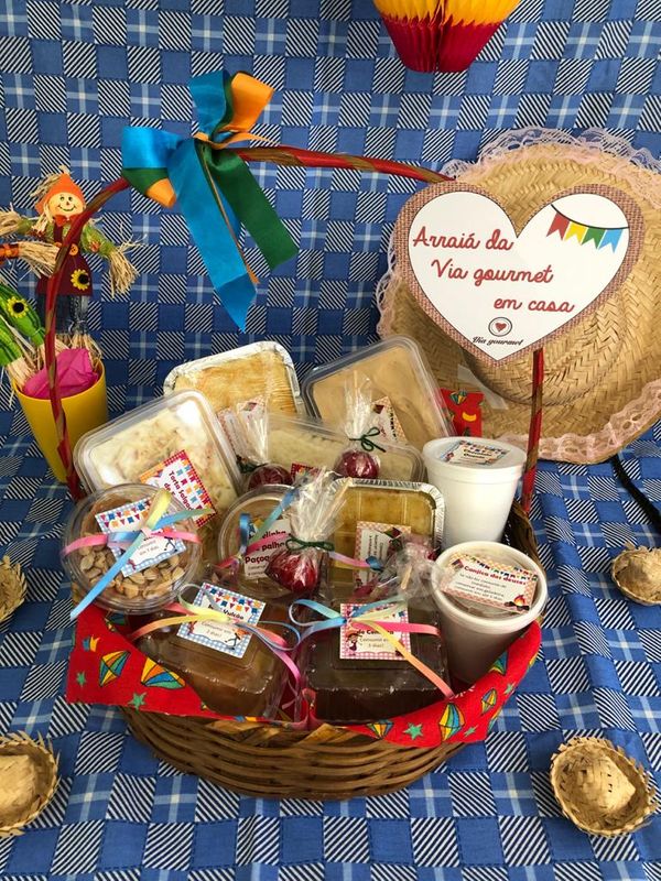 Cesta Arraial em Casa com doces juninos da Via Gourmet