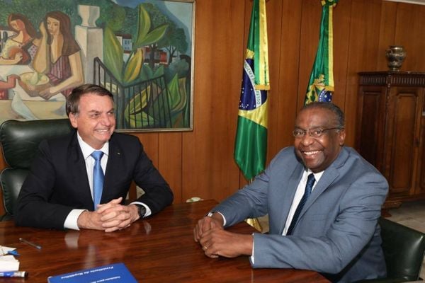 Jair Bolsonaro e o professor Carlos Alberto Decotelli da Silva, novo ministro da Educação 