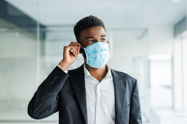Pessoas usando máscaras para se proteger do coronavírus