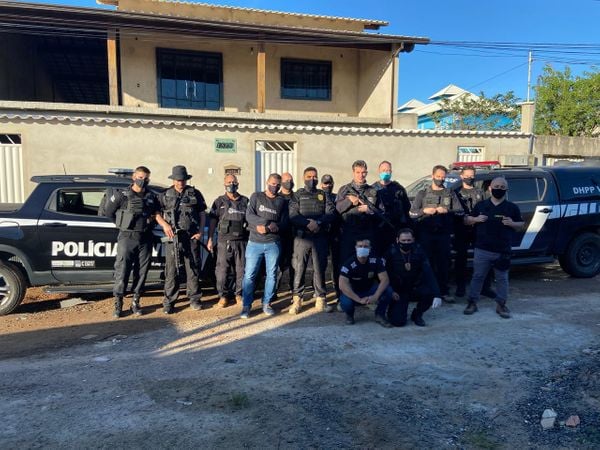 Policiais capixabas e mineiros durante operação conjunta que prendeu gerente de facção criminosa de Minas Gerais em Jacaraípe, na Serra