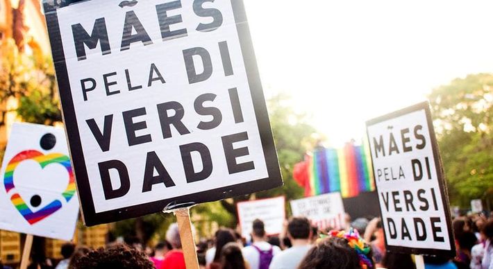 Os enfrentamentos da população LGBTQIA+ também atingem suas famílias e cabe aos familiares escolherem entre levantar a bandeira por um mundo mais acolhedor ou fugir da luta; Veja o que dizem mães e filhes