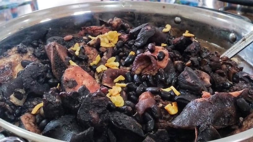 Feijoada completa do bufê Ubuntu Quitutes