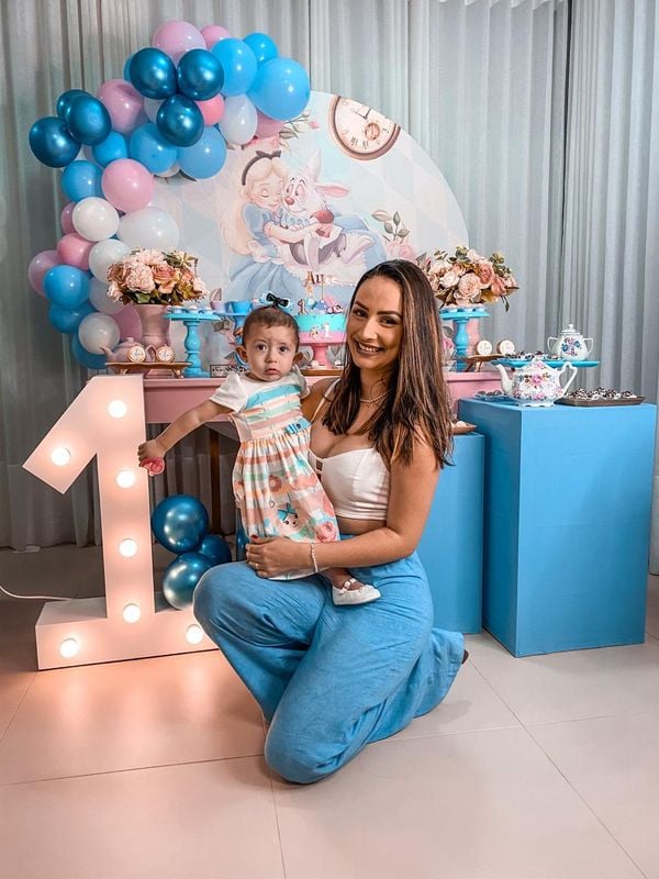 A empresária Priscila Porto e a filha, Alice: celebrando o 1° ano da pequena