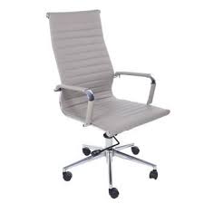 Cadeira Charles Eames office com rodízios. Preço médio de R$ 390